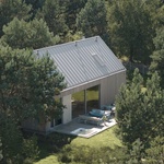 Zapomeňte na exotiku, architektura odpočinku leží v polských Mazurech. Foto: Emi Karpowicz https://emikarpowicz.com/ Zapomeňte na exotiku, architektura odpočinku leží v polských Mazurech. Foto: Emi Karpowicz https://emikarpowicz.com/