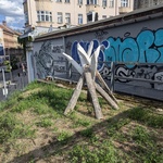 Dřevěná květina – protitankový zátaras, Aleš Kurz. Foto: Alžběta Svobodová Dřevěná květina – protitankový zátaras, Aleš Kurz. Foto: Alžběta Svobodová