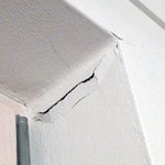 Drcení poddajné zděné konstrukce způsobené dotvarováním betonových konstrukcí. Ukázkový příklad, kdy si stavba tzv. „sedne“. © IKA Buildog