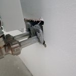 Některé nedodělky jsou dobře skryty za radiátory. © IKA Buildog