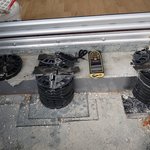 Často nahlížíme i pod pokličku. Vyrovnávací terče dlažby terasy nejsou celistvé a stabilní. V prostoru pod dlažbou se nalézá množství hrubých nečistot, které může ucpat odvodnění terasy. © IKA Buildog