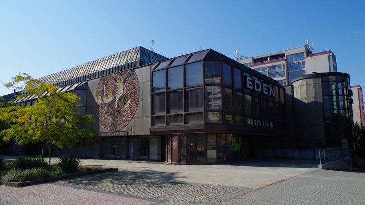 Kulturní dům Eden – manželé Peškovi, 1986, Praha–Vršovice. Zdroj: Česká komora architektů (ČKA) Kulturní dům Eden – manželé Peškovi, 1986, Praha–Vršovice. Zdroj: Česká komora architektů (ČKA)