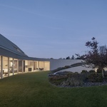 Architekti ze studia KWK Promes chtěli, aby budova nejen zapadla do terénu, ale aby s ním aktivně spolupracovala. A to i z hlediska úpravy krajiny. Foto: Jakub Certowicz