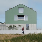 Casa Verde se nachází v Costa Nova do Prado, v jinak velmi populárním portugalském přímořském letovisku na pobřeží Atlantiku. Foto: Ivo Tavares Studio Casa Verde se nachází v Costa Nova do Prado, v jinak velmi populárním portugalském přímořském letovisku na pobřeží Atlantiku. Foto: Ivo Tavares Studio