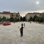 Náměstí Jiřího z Poděbrad s odstupem: Žádná proměna důležitého místa se neobejde bez kritiky. Kvalitu prověří čas. Zdroj: Ing. arch. Josef Matyska Náměstí Jiřího z Poděbrad s odstupem: Žádná proměna důležitého místa se neobejde bez kritiky. Kvalitu prověří čas. Zdroj: Ing. arch. Josef Matyska