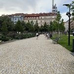 Náměstí Jiřího z Poděbrad s odstupem: Žádná proměna důležitého místa se neobejde bez kritiky. Kvalitu prověří čas. Zdroj: Ing. arch. Josef Matyska Náměstí Jiřího z Poděbrad s odstupem: Žádná proměna důležitého místa se neobejde bez kritiky. Kvalitu prověří čas. Zdroj: Ing. arch. Josef Matyska