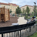 Náměstí Jiřího z Poděbrad s odstupem: Žádná proměna důležitého místa se neobejde bez kritiky. Kvalitu prověří čas. Zdroj: Ing. arch. Josef Matyska Náměstí Jiřího z Poděbrad s odstupem: Žádná proměna důležitého místa se neobejde bez kritiky. Kvalitu prověří čas. Zdroj: Ing. arch. Josef Matyska