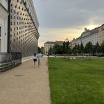 Náměstí Jiřího z Poděbrad s odstupem: Žádná proměna důležitého místa se neobejde bez kritiky. Kvalitu prověří čas. Zdroj: Ing. arch. Josef Matyska Náměstí Jiřího z Poděbrad s odstupem: Žádná proměna důležitého místa se neobejde bez kritiky. Kvalitu prověří čas. Zdroj: Ing. arch. Josef Matyska