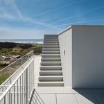 Přes svou výrazně nepravidelně rozloženou siluetu působí Casa Âncora jako poměrně pevná hmota, do níž jsou otvory vkládány jen na vybraných místech. Tam, kde okna rámují výhledy do krajiny. Foto: Ivo Tavares Studio Přes svou výrazně nepravidelně rozloženou siluetu působí Casa Âncora jako poměrně pevná hmota, do níž jsou otvory vkládány jen na vybraných místech. Tam, kde okna rámují výhledy do krajiny. Foto: Ivo Tavares Studio