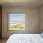 Charakteristickým motivem fasád Casa Âncora jsou různě velké čtvercové otvory, natočené a rozmístěné podle směru výhledu. Foto: Ivo Tavares Studio Charakteristickým motivem fasád Casa Âncora jsou různě velké čtvercové otvory, natočené a rozmístěné podle směru výhledu. Foto: Ivo Tavares Studio