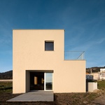 Jednotný světlý povrch exteriéru pomáhá jednotlivé části stavby spojit do jednoho celku, zatímco nepravidelná modelace hmoty zachovává její členitost. Foto: Ivo Tavares Studio Jednotný světlý povrch exteriéru pomáhá jednotlivé části stavby spojit do jednoho celku, zatímco nepravidelná modelace hmoty zachovává její členitost. Foto: Ivo Tavares Studio