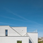 Kombinace různých výšek, objemů, sklonů a ustupujících částí má podle architekta navázat na členitost terénu a připomínat spíše seskupení skal, než konvenční kompaktní rodinný dům. Foto: Ivo Tavares Studio Kombinace různých výšek, objemů, sklonů a ustupujících částí má podle architekta navázat na členitost terénu a připomínat spíše seskupení skal, než konvenční kompaktní rodinný dům. Foto: Ivo Tavares Studio