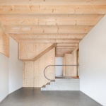 Starý statek si s sebou přinesl také různé výšky podlah a architekti se je nesnažili za každou cenu srovnat. V interiérech proto vznikají polopatra, která bydlení dodávají nečekanou prostorovou pestrost. Foto: David Bard Starý statek si s sebou přinesl také různé výšky podlah a architekti se je nesnažili za každou cenu srovnat. V interiérech proto vznikají polopatra, která bydlení dodávají nečekanou prostorovou pestrost. Foto: David Bard