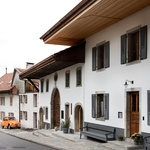 Jeho kořeny sahají do 18. století a pod mohutnou společnou střechou se kdysi potkávalo bydlení s kovárnou a hospodářstvím. Architekti ze studia Bard Yersin se rozhodli, že tento příběh statku doplní o další kapitolu. Foto: David Bard Jeho kořeny sahají do 18. století a pod mohutnou společnou střechou se kdysi potkávalo bydlení s kovárnou a hospodářstvím. Architekti ze studia Bard Yersin se rozhodli, že tento příběh statku doplní o další kapitolu. Foto: David Bard