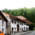 Původně v něm nebylo jedno obydlí, nýbrž dvě, řazená nezvykle za sebou do hloubky stavby, a teprve na ně navazovala rozlehlá hospodářská část. Jedno z obydlí však během předchozích přestaveb zmizelo a jeho místo zabrala zemědělská část domu. Foto: David Bard Původně v něm nebylo jedno obydlí, nýbrž dvě, řazená nezvykle za sebou do hloubky stavby, a teprve na ně navazovala rozlehlá hospodářská část. Jedno z obydlí však během předchozích přestaveb zmizelo a jeho místo zabrala zemědělská část domu. Foto: David Bard