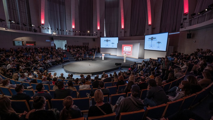 Místem konání Konference INTERIÉRY je přednáškový sál Rotunda na BVV. Zdroj: wwww.konference-interiery.cz