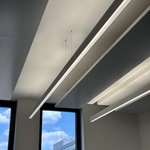 Vzhledem k hloubce některých místností více jak 3 metry bylo nutné instalovat dva panely. Spojení panelů je provedeno pomocí klipů a z místnosti je spoj designově dokonalý. Zdroj: Zehnder Group AG Vzhledem k hloubce některých místností více jak 3 metry bylo nutné instalovat dva panely. Spojení panelů je provedeno pomocí klipů a z místnosti je spoj designově dokonalý. Zdroj: Zehnder Group AG