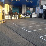 Fronta na záchod v Praze 2012, na bílé čáry se pak řadila fronta, foto D.Kopačková