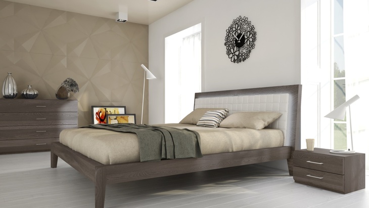 Postel z masivu BERGAMO  Celomasivní dřevěná postel o šíři masivu 6/8 cm s lomeným hlavovým čelem podsvětleným LED světelným páskem s možností regulace svítivosti. Zdroj/Foto: Postelia