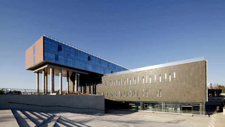 Foto: Nico Saieh, Pablo Casals Nemocnice El Carmen de Maipu - terén architektům nebyl překážkou