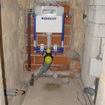 Detail napojení nádržky Geberit a umývátka na vodovodní a kanalizační potrubí na WC v I. patře - WC nádržka v I. patře je umístěna v obvodové stěně domu obdobně, jako je tomu v přízemí. 