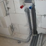 Detail napojení nádržky Geberit a umývátka na vodovodní a kanalizační potrubí na WC v I. patře - WC nádržka v I. patře je umístěna v obvodové stěně domu obdobně, jako je tomu v přízemí. 