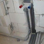 Detail napojení nádržky Geberit a umývátka na vodovodní a kanalizační potrubí na WC v I. patře - WC nádržka v I. patře je umístěna v obvodové stěně domu obdobně, jako je tomu v přízemí. 