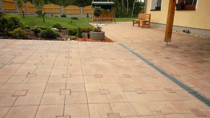 Chodníčky, parkovací místa a další zpevněné plochy si zaslouží moderní dlažbu Chodníčky, parkovací místa a další zpevněné plochy si zaslouží moderní dlažbu