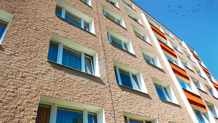 Přijďte se podívat, jak se montuje fasáda Novabrik na panelovém domě Přijďte se podívat, jak se montuje fasáda Novabrik na panelovém domě