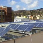 Pohled na fotovoltaickou elektrárnu, umístěnou na ploché střeše výrobní budovy společnosti Fenix s.r.o. v Jeseníku