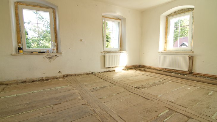 1. Stará očištěná podlaha