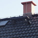 K ústí komína pro jeho kontrolu a čištění je přístup vstupním otvorem ve střeše u hřebene střechy a komínovou lávkou pod komínovým tělesem.
