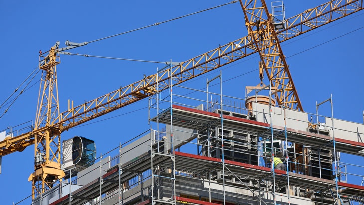 Objem zadaných stavebních zakázek od počátku roku klesl o 8,0 %