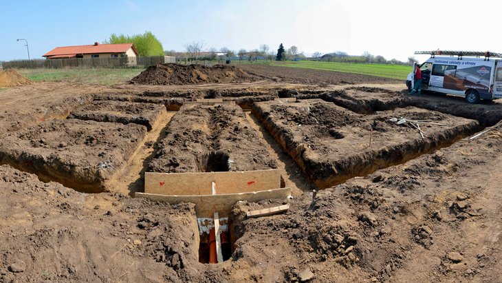 1. Cemex Elegohouse výkop pasů do požadované hloubky