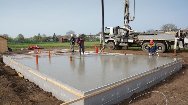 5. Připravená konstrukce základové desky Elegohouse se zabetonuje samozhutnitelným betonem Cemex Compaction