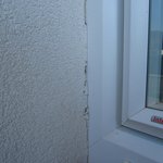 Chybné napojení okenního rámu nebo parapetu (bez připojovacích lišt a těsnících pásek) na stěnu či zateplovací systém ETICS nemá šanci dlouhodobě bez poruch plnit svoji funkci. Brzy dochází od teplotní dilatace rámu nebo parapetu ke vzniku trhlin a následnému zatékání do konstrukce. Voda a mráz postupně poškozují nejen nejbližší okolí, ale v případě výrazného zatékání celý zateplovací systém. Řešení s omítkou namísto parapetu je také dlouhodobě nefunkční. 