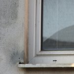 Chybné napojení okenního rámu nebo parapetu (bez připojovacích lišt a těsnících pásek) na stěnu či zateplovací systém ETICS nemá šanci dlouhodobě bez poruch plnit svoji funkci. Brzy dochází od teplotní dilatace rámu nebo parapetu ke vzniku trhlin a následnému zatékání do konstrukce. Voda a mráz postupně poškozují nejen nejbližší okolí, ale v případě výrazného zatékání celý zateplovací systém. Řešení s omítkou namísto parapetu je také dlouhodobě nefunkční. 