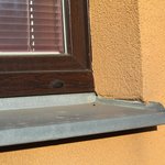 Chybné napojení okenního rámu nebo parapetu (bez připojovacích lišt a těsnících pásek) na stěnu či zateplovací systém ETICS nemá šanci dlouhodobě bez poruch plnit svoji funkci. Brzy dochází od teplotní dilatace rámu nebo parapetu ke vzniku trhlin a následnému zatékání do konstrukce. Voda a mráz postupně poškozují nejen nejbližší okolí, ale v případě výrazného zatékání celý zateplovací systém. Řešení s omítkou namísto parapetu je také dlouhodobě nefunkční. 