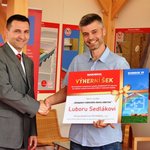 Josef Mik (vlevo) předává výherní poukaz Luboru Sedlákovi