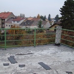 Původní vzhled terasy ve II. patře - Terasa ve II. patře byla plná záplat a jen zázrak skrze ni neteklo do ložnice, která se nachází v I. patře pod ní.