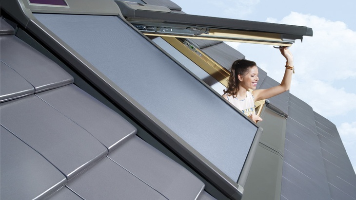 Markýza AMZ Solar a AMZ Z-Wave pro střešní okna. Relaxujte ve stínu...