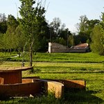 Za mostkem se návštěvník ocitne u vstupu do objektu Centra ekologických aktivit na vyvýšené hraně a rozhodne se, zda bude objevovat postupně a tajemně, nebo nejprve vystoupá na zatravněnou střechu Centra ekologických aktivit a areál přehlédne. © Andrea Thiel Lhotáková