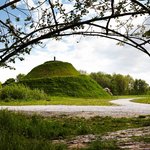 Sluneční hora s vnějším i vnitřním zvonem. Vnitřní a vnější tvar je sjednocený vyprávěním. Hora obsahuje umělou jeskyni se silným příběhem, kterou se prochází i jí protéká voda. © Andrea Thiel Lhotáková