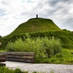 Sluneční hora s vnějším i vnitřním zvonem. Vnitřní a vnější tvar je sjednocený vyprávěním. Hora obsahuje umělou jeskyni se silným příběhem, kterou se prochází i jí protéká voda. © Andrea Thiel Lhotáková