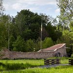 Rajská zahrada –hledání její polohy a tvaru bylo dlouhé intenzivní. Je svým vnitřním světem, který vystrkuje růžky (stožáry) do světa vnějšího. © Andrea Thiel Lhotáková