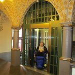 Výtah instalovaný v památkově chráněném objektu radnice ve městě Curych (CH). 