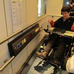 Vodorovný ovládací panel s mechanickými tlačítky v osobním výtahu, správná vzdálenost zrcadla od podlahy kabiny (CH).