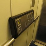 Svislý ovládací panel po obou stranách výtahové kabiny v Centru bez bariér, Nová Paka (ČR).
