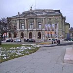 Zpřístupnění památkově chráněné budovy Grand Théâtre v Ženevě pomocí venkovního výtahu u bočního vchodu (CH). 