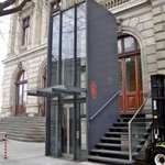 Zpřístupnění památkově chráněné budovy Grand Théâtre v Ženevě pomocí venkovního výtahu u bočního vchodu (CH). 